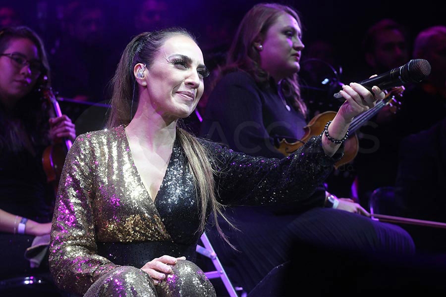 M&oacute;nica Naranjo canta sus &eacute;xitos con orquesta